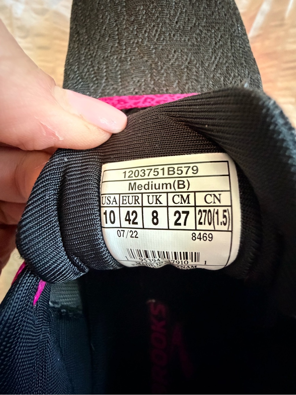 Brooks Women's Black and Hot Pink Sneakers. - Picture 4 of 4